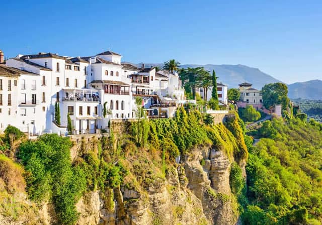Casas blancas sobre el desfiladero de Ronda, Andalucía