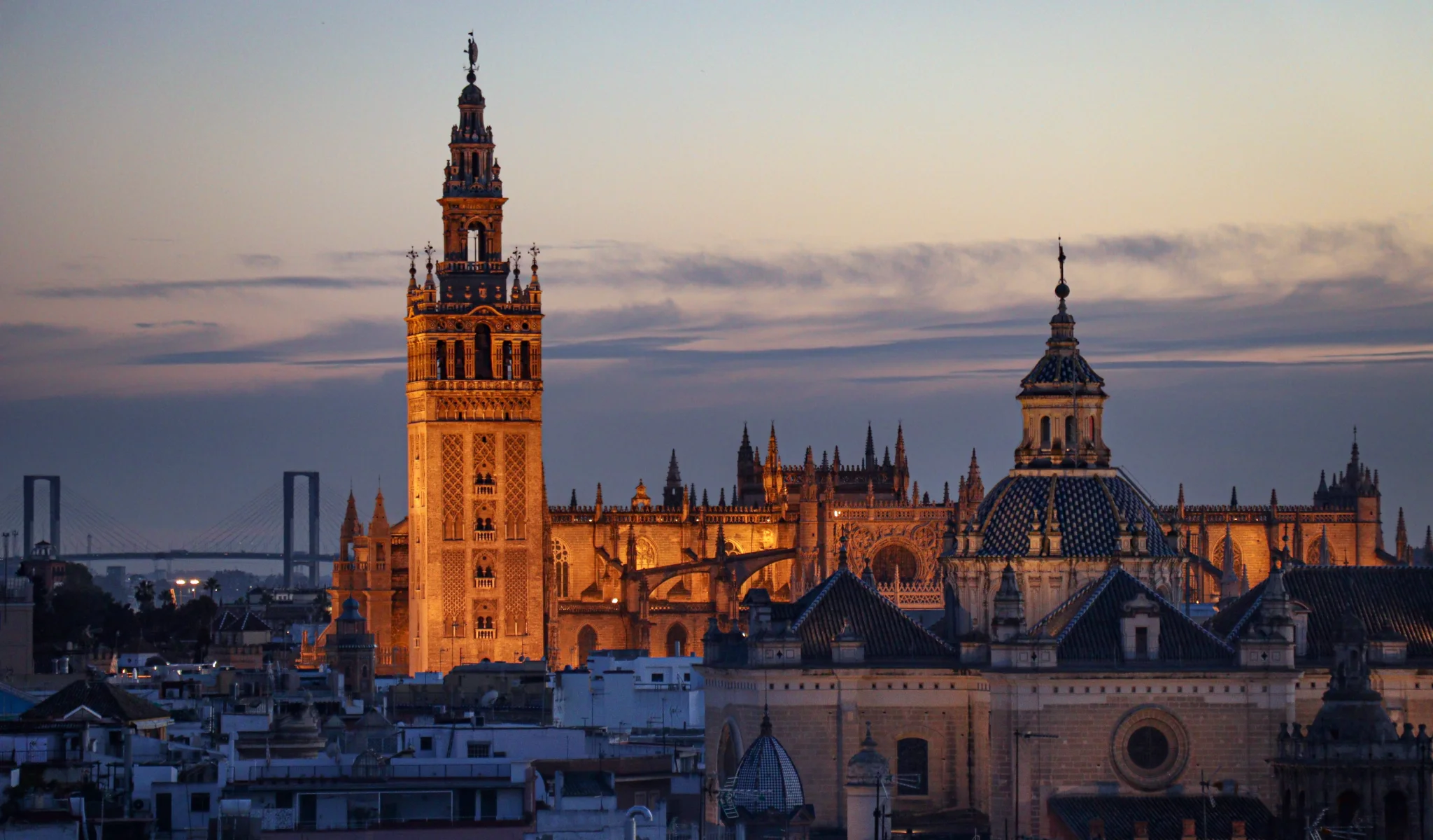 La Giralda y el centro histórico de Sevilla al atardecer