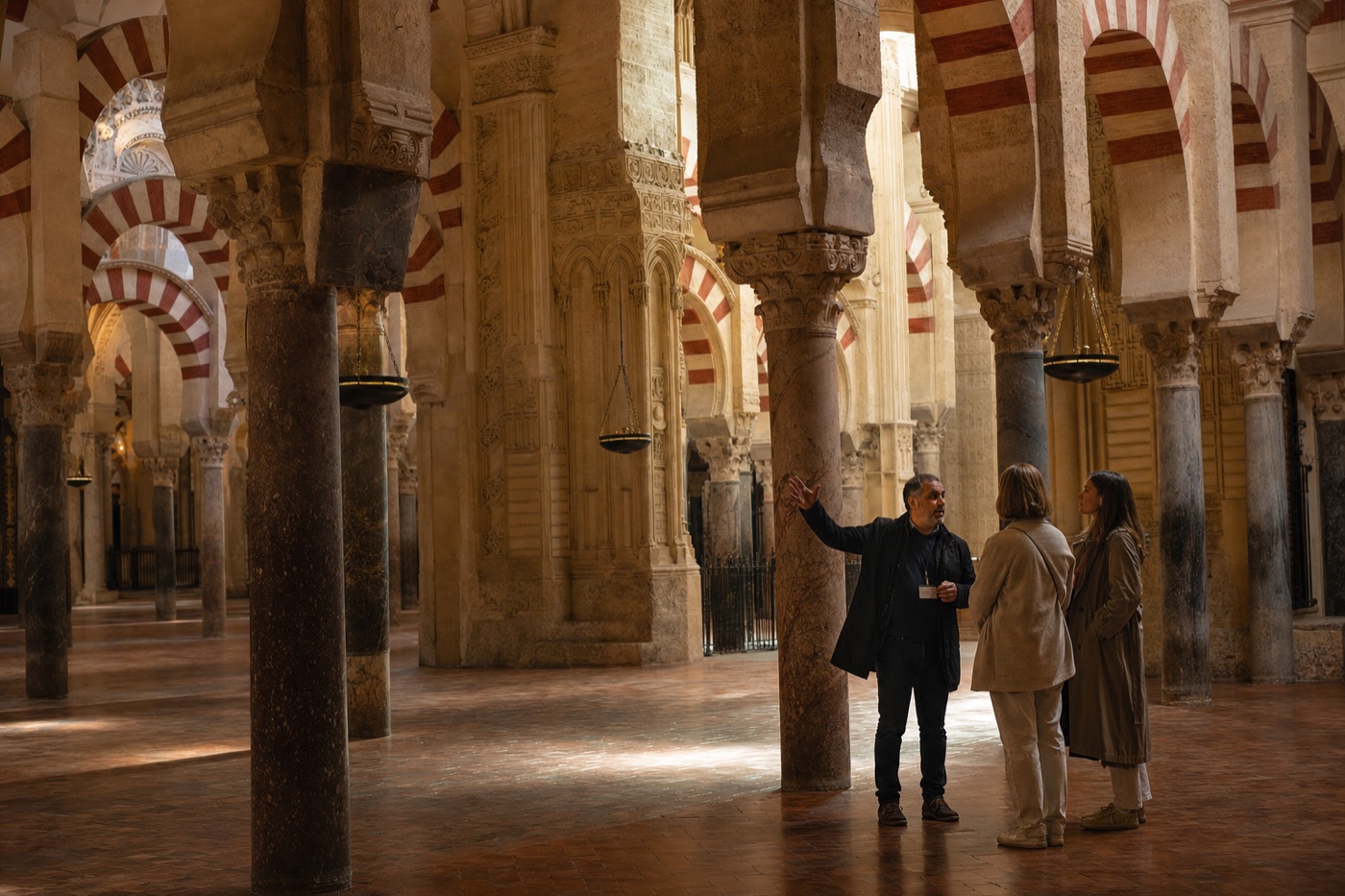 Guía local explicando los arcos históricos de la Mezquita de Córdoba